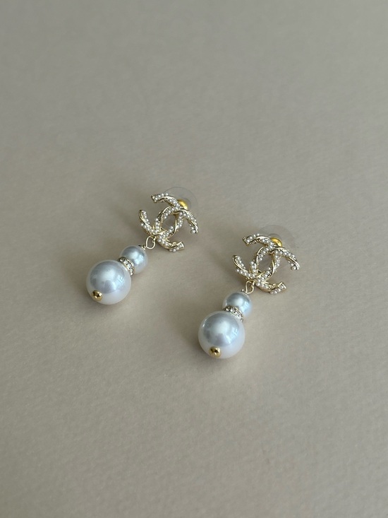 Chanel. Jewelry - Chanel pearl earrings L6